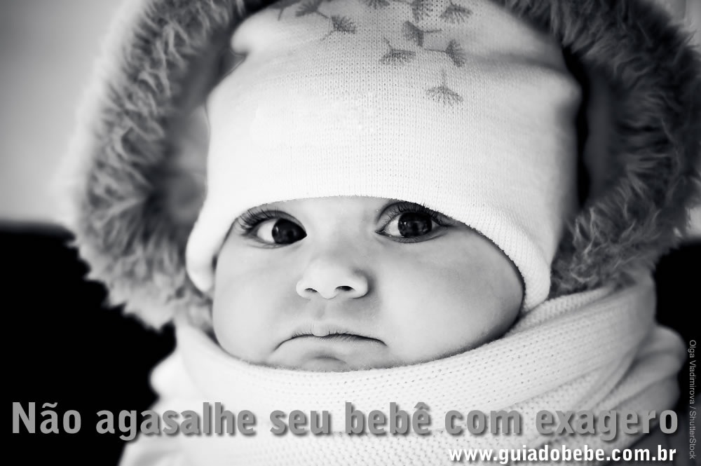 Bebê com muita roupa, bem agasalhado - Olga Vladimirova / ShutterStock Bebê com muita roupa, bem agasalhado - Olga Vladimirova / ShutterStock