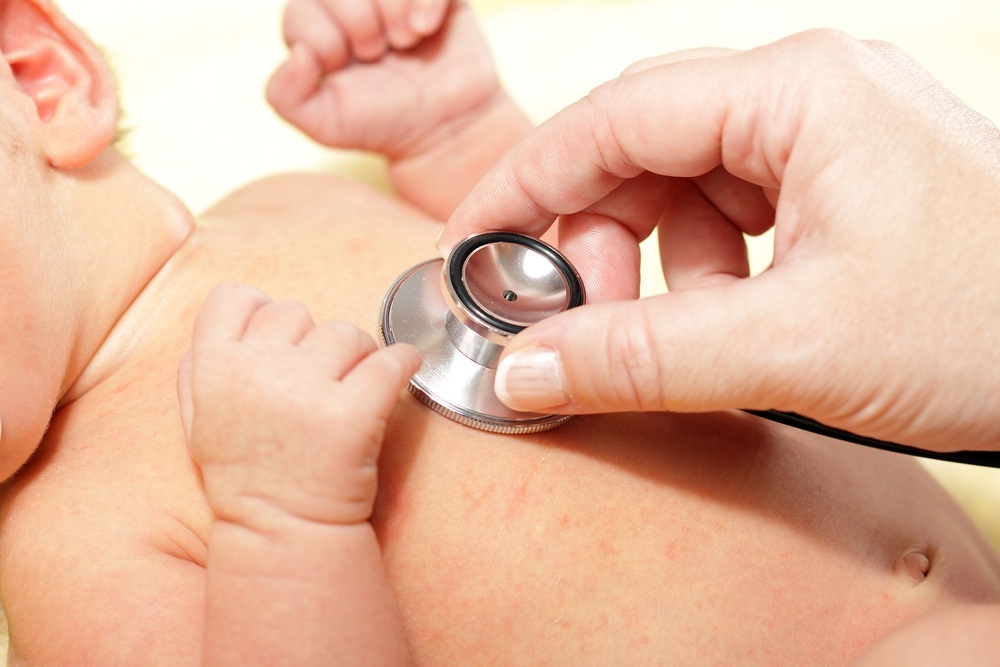 Médico colocando estetoscópio no peito do bebê para auscultar o coração - foto: Beneda Miroslav/ShutterStock.com Médico colocando estetoscópio no peito do bebê para auscultar o coração - foto: Beneda Miroslav/ShutterStock.com