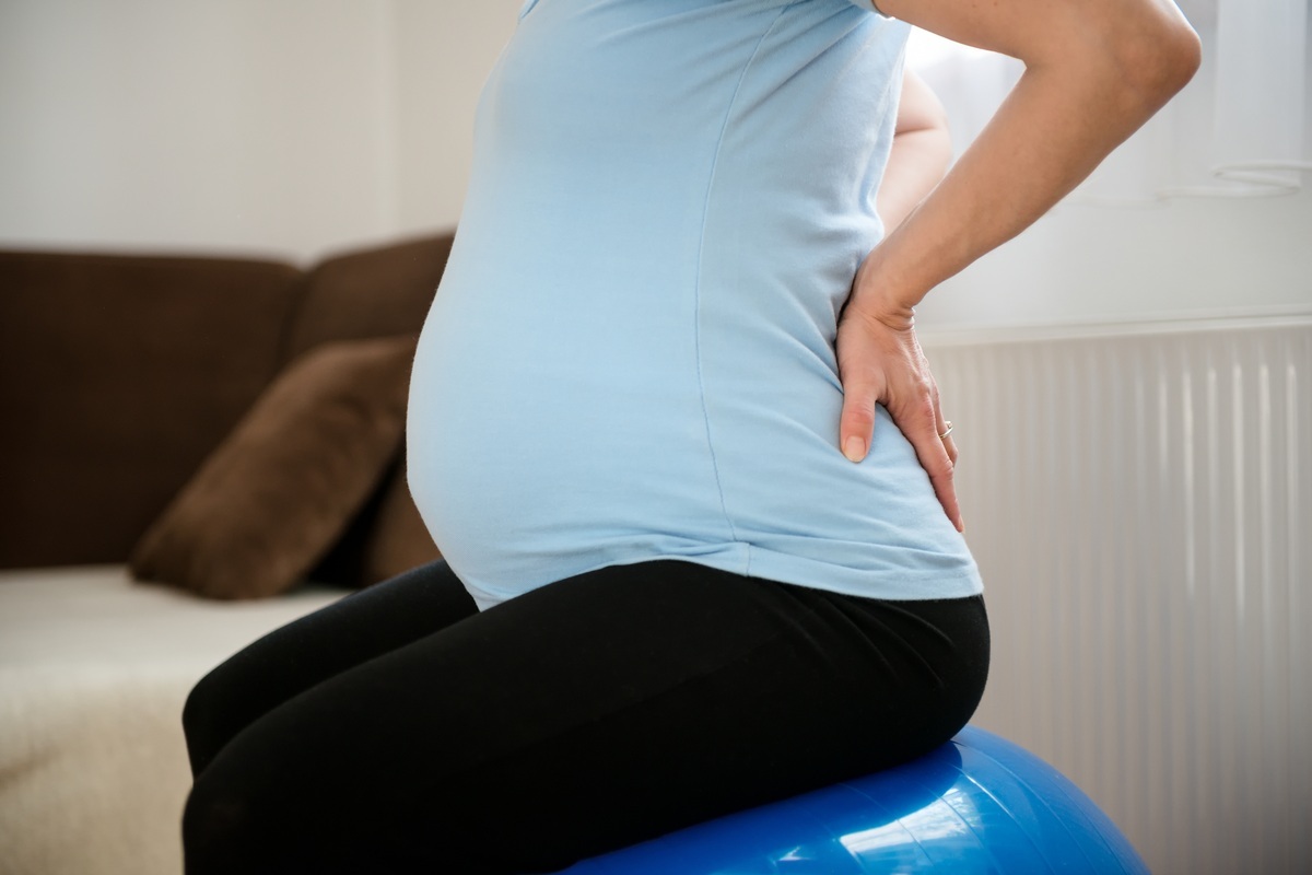 Mulher grávida com dor nas costas - foto: Martin Novak/ShutterStock.com