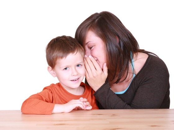 Mãe contando um segredo para o seu filho - Foto: matka_Wariatka / ShutterStock