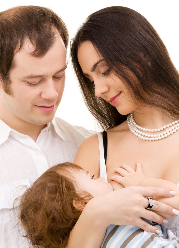 Mamãe amamentando seu bebê com o papai ao seu lado - foto: Syda Productions/ShutterStock.com Mamãe amamentando seu bebê com o papai ao seu lado - foto: Syda Productions/ShutterStock.com