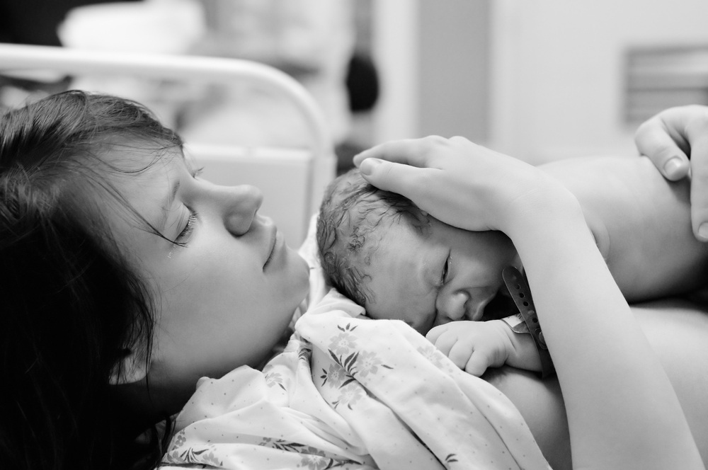 Recém-nascido deitado sobre a mãe logo após o nascimento - foto: Maria Sbytova/ShutterStock.com Recém-nascido deitado sobre a mãe logo após o nascimento - foto: Maria Sbytova/ShutterStock.com