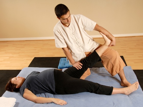Terapeuta alongando a perna de uma gestante - Foto: Yanik Chauvin/Shutterstock.com Terapeuta alongando a perna de uma gestante - Foto: Yanik Chauvin/Shutterstock.com