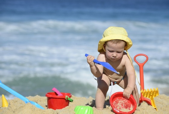 Bebê brincando na praia - Foto: mangostock/Shutterstock.com Bebê brincando na praia - Foto: mangostock/Shutterstock.com