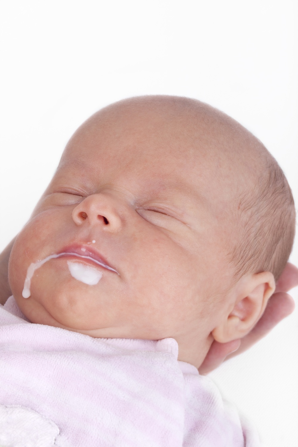 Bebê dormindo com leite gorfado na boca - foto: Dirk Ott/ShutterStock.com Bebê dormindo com leite gorfado na boca - foto: Dirk Ott/ShutterStock.com