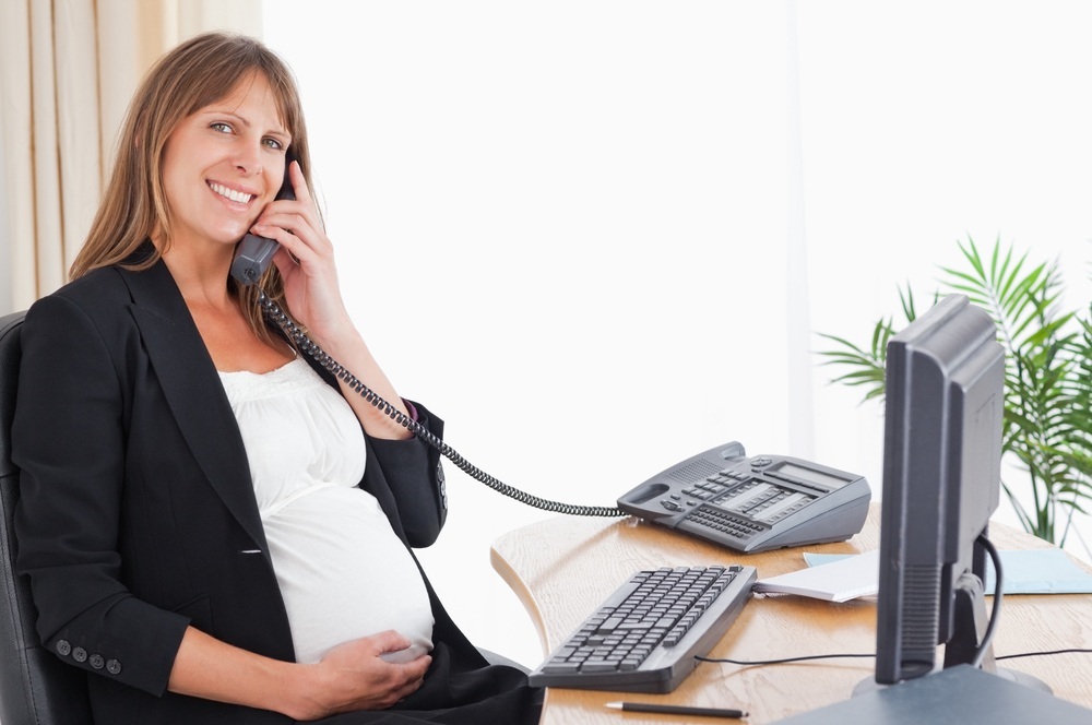 mulher grávida ao telefone - foto: wavebreakmedia/ShutterStock.com