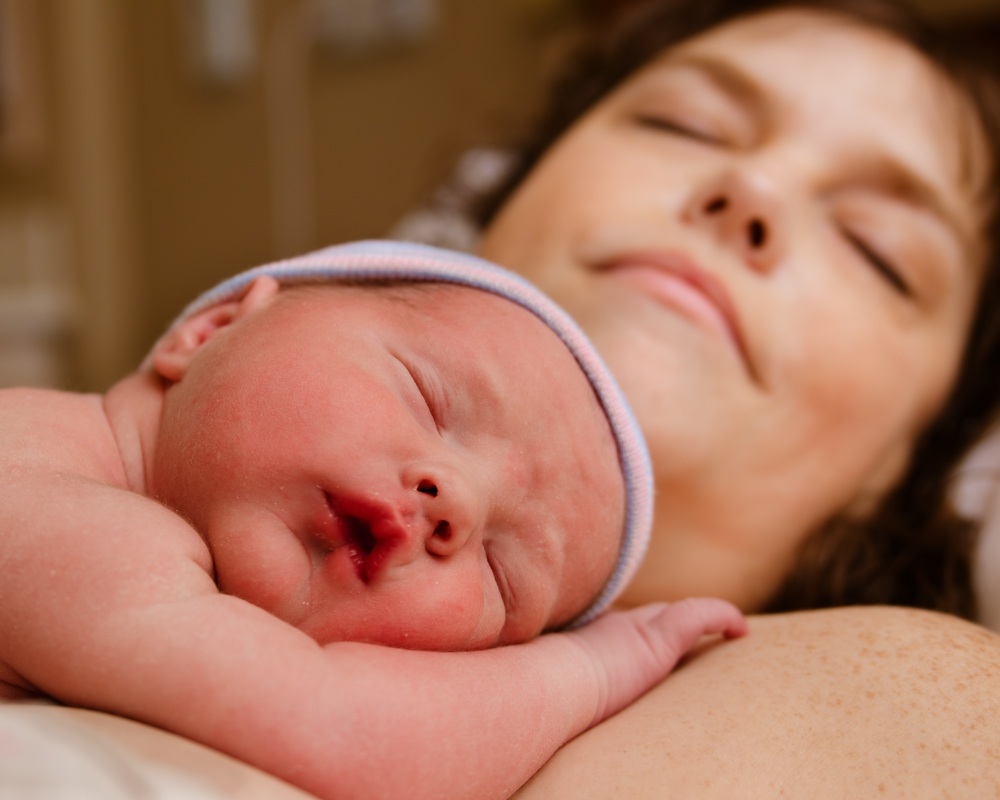 Recém-nascido deitado sobre o peito da mãe - foto: Rob Hainer/ShutterStock.com