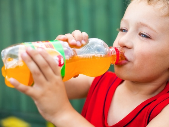 Criança bebendo um refrigerante - foto: Dundanim/ShutterStock.com