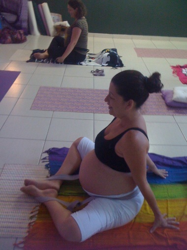 Postura da borboleta (Bhada konasana) - Yoga pré-natal Postura da borboleta (Bhada konasana) - Yoga pré-natal