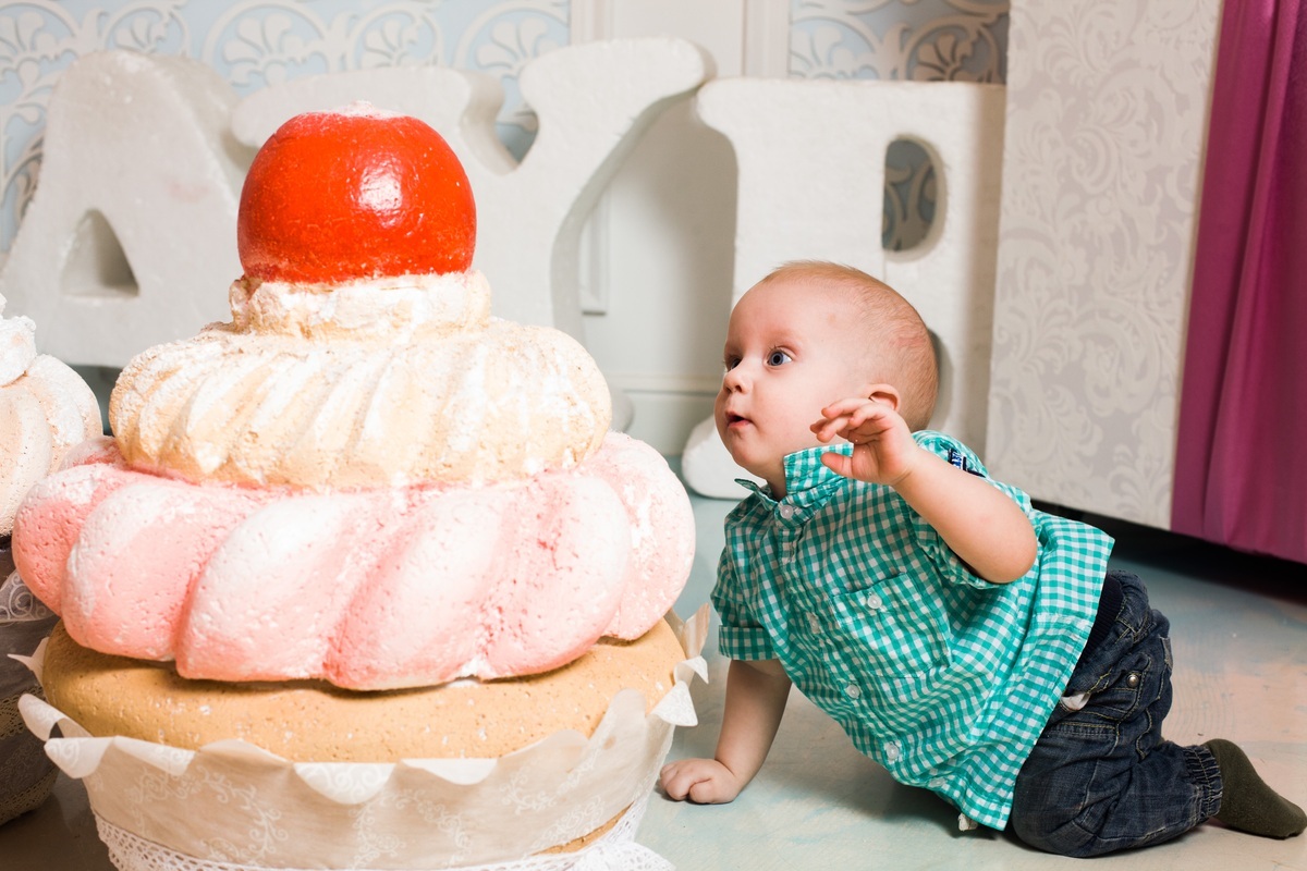 Bebê olhando para um cupcake gigante - foto: Ekaterina Bratova/ShutterStock.com Bebê olhando para um cupcake gigante - foto: Ekaterina Bratova/ShutterStock.com