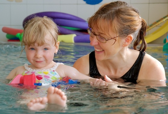 Criança com sua mãe dentro da piscina - Foto: Ales Liska/ShutterStock.com