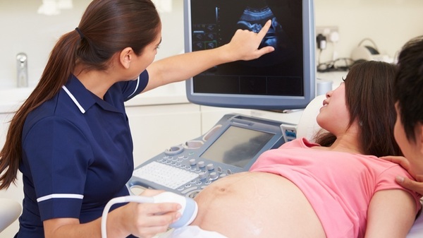 Gestante acompanhada do marido realizando exame de ultrassom - foto: Monkey Business Images/ShutterStock.com Gestante acompanhada do marido realizando exame de ultrassom - foto: Monkey Business Images/ShutterStock.com