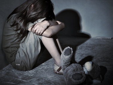 Menina solitária em aparente sofrimento Menina solitária em aparente sofrimento