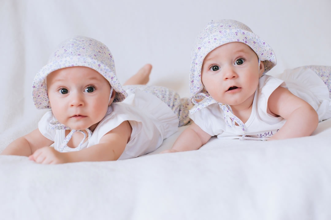 Bebês gêmeos - foto: eukukulka/ShutterStock.com Bebês gêmeos - foto: eukukulka/ShutterStock.com