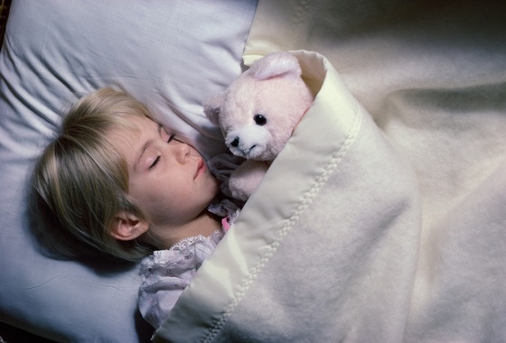Criança dormindo abraçada ao ursinho de pelúcia - foto: ThinkStock