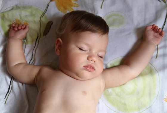 Bebê dormindo de barriga para cima - Foto: tinta/ShutterStock.com Bebê dormindo de barriga para cima - Foto: tinta/ShutterStock.com