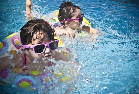 cuidado com as crianças na piscina - Foto: Pexels / pixabay.com