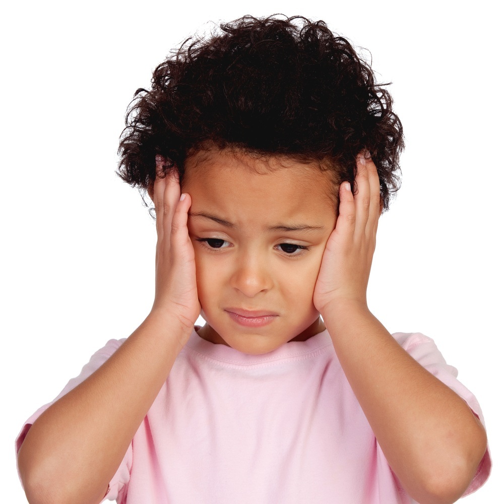 Criança com as mãos na cabeça, com dor de cabeça - foto: Gelpi JM/ShutterStock.com