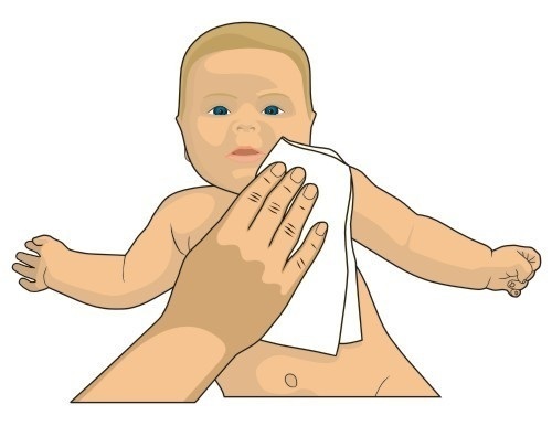 Limpando o bebê com toalha umedecida em água - foto: VoodooDot/ShutterStock.com