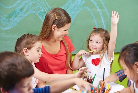 Professoras com crianças na pré-escola - foto: Robert Kneschke/ShutterStock.com