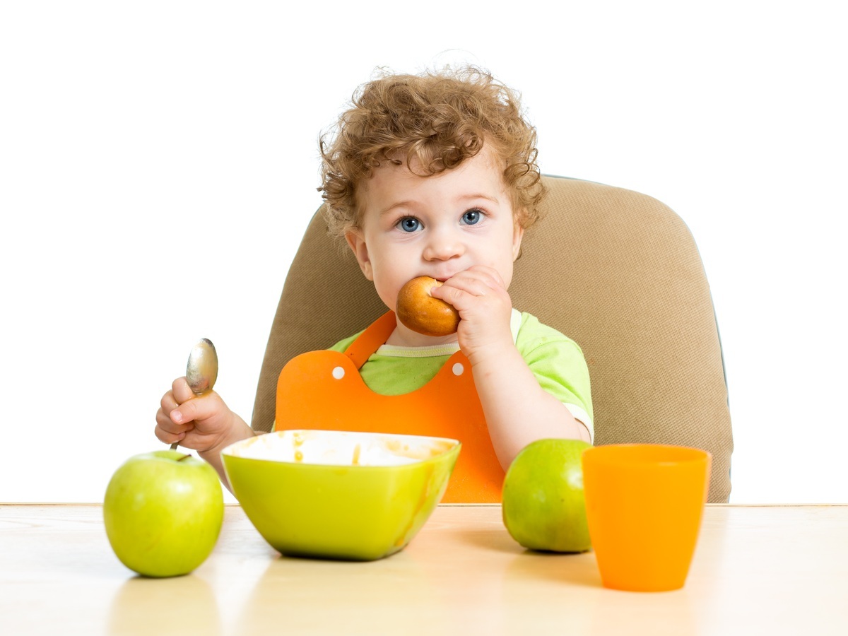 Bebê comendo sozinho - foto: Oksana Kuzmina/ShutterStock.com Bebê comendo sozinho - foto: Oksana Kuzmina/ShutterStock.com