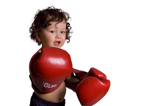 Criança com luvas de boxe - Foto: Anetta / ShutterStock Criança com luvas de boxe - Foto: Anetta / ShutterStock