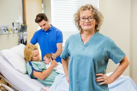 Mãe com seu bebê recém-nascido acompanhada na quarto do hospital - foto: Tyler Olson/ShutterStock.com Mãe com seu bebê recém-nascido acompanhada na quarto do hospital - foto: Tyler Olson/ShutterStock.com