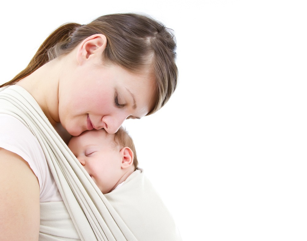 Mãe fazendo com o bebê no sling (método canguru) - foto: giorgiomtb/ShutterStock.com