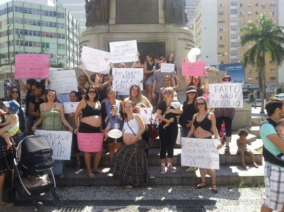 Santistas reunidos na praça da INdependência em ato pela humanização do parto - Foto: Adriana Vieira / arquivo pessoal