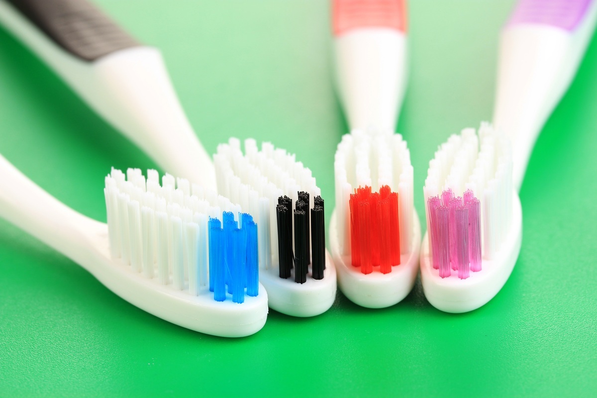 Escovas de dente - foto: Africa Studio/ShutterStock.com Escovas de dente - foto: Africa Studio/ShutterStock.com