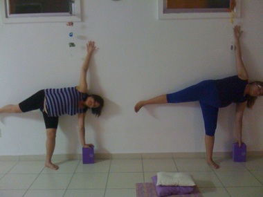 Postura da Meia Lua - Yoga pré-natal Postura da Meia Lua - Yoga pré-natal