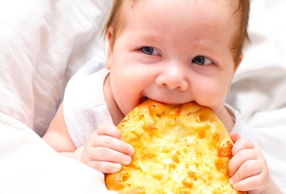 Alimentação inadequada para bebês já é problema - Foto: anelina / shutterstock.com