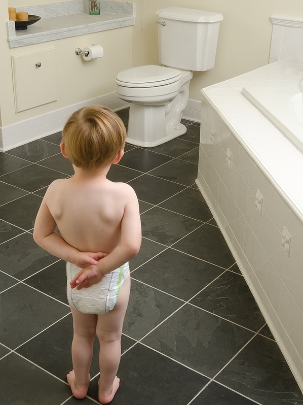 Criança usando fraldas olhando para o vaso sanitário - Foto: jamiehooper/ShutterStock Criança usando fraldas olhando para o vaso sanitário - Foto: jamiehooper/ShutterStock