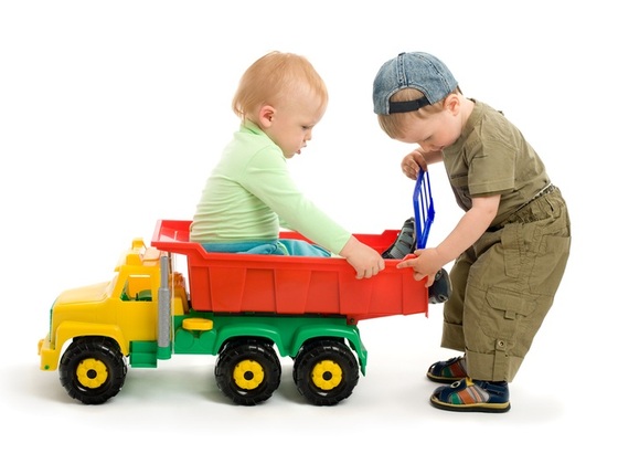 Crianças brincando com um caminhão de brinquedo - Foto: Igor Stepovik/Shutterstock.com Crianças brincando com um caminhão de brinquedo - Foto: Igor Stepovik/Shutterstock.com