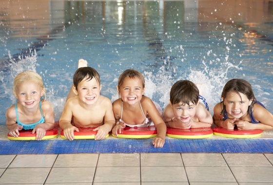 Crianças na aula de natação - foto: Monkey Business Images/ShutterStock.com