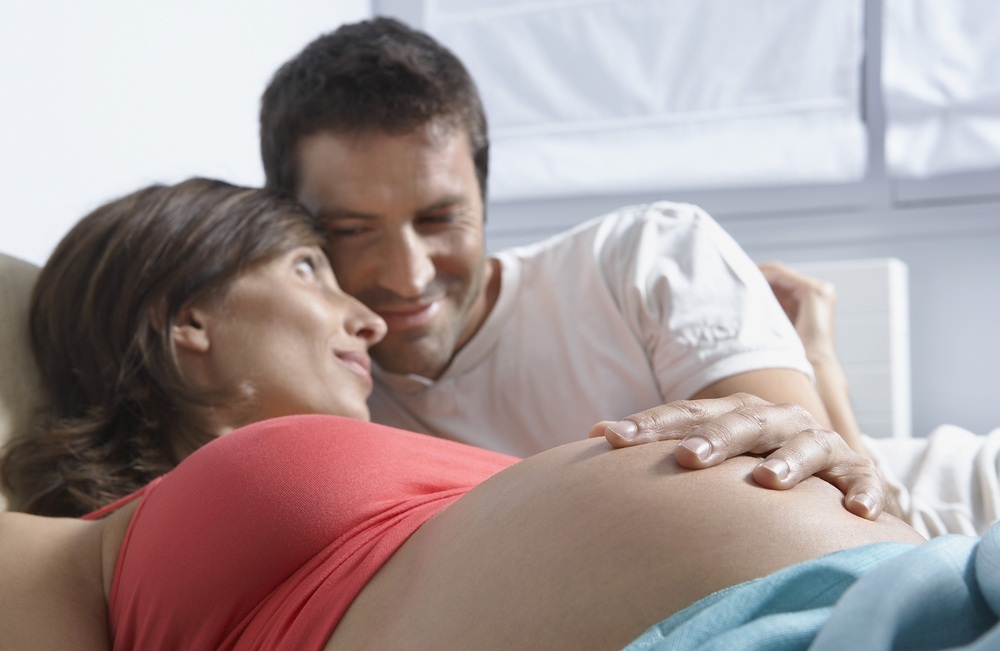 Homem e mulher grávida deitados na cama, trocando carinhos - foto: bikeriderlondon/ShutterStock.com Homem e mulher grávida deitados na cama, trocando carinhos - foto: bikeriderlondon/ShutterStock.com