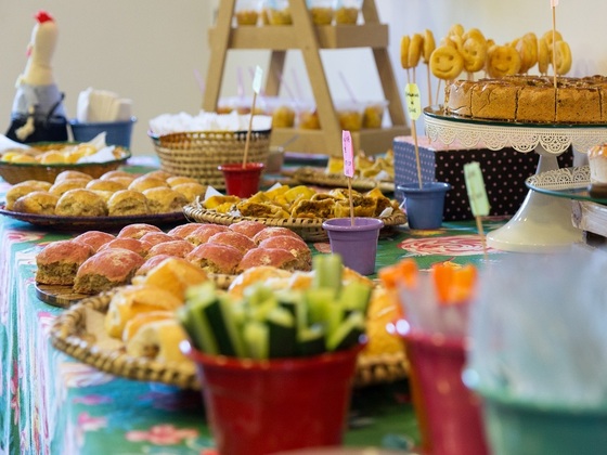 Muitas novidades em festas infantis com pequenas decorações, interatividade, mesas descontruídas e ilhas gastronômicas.