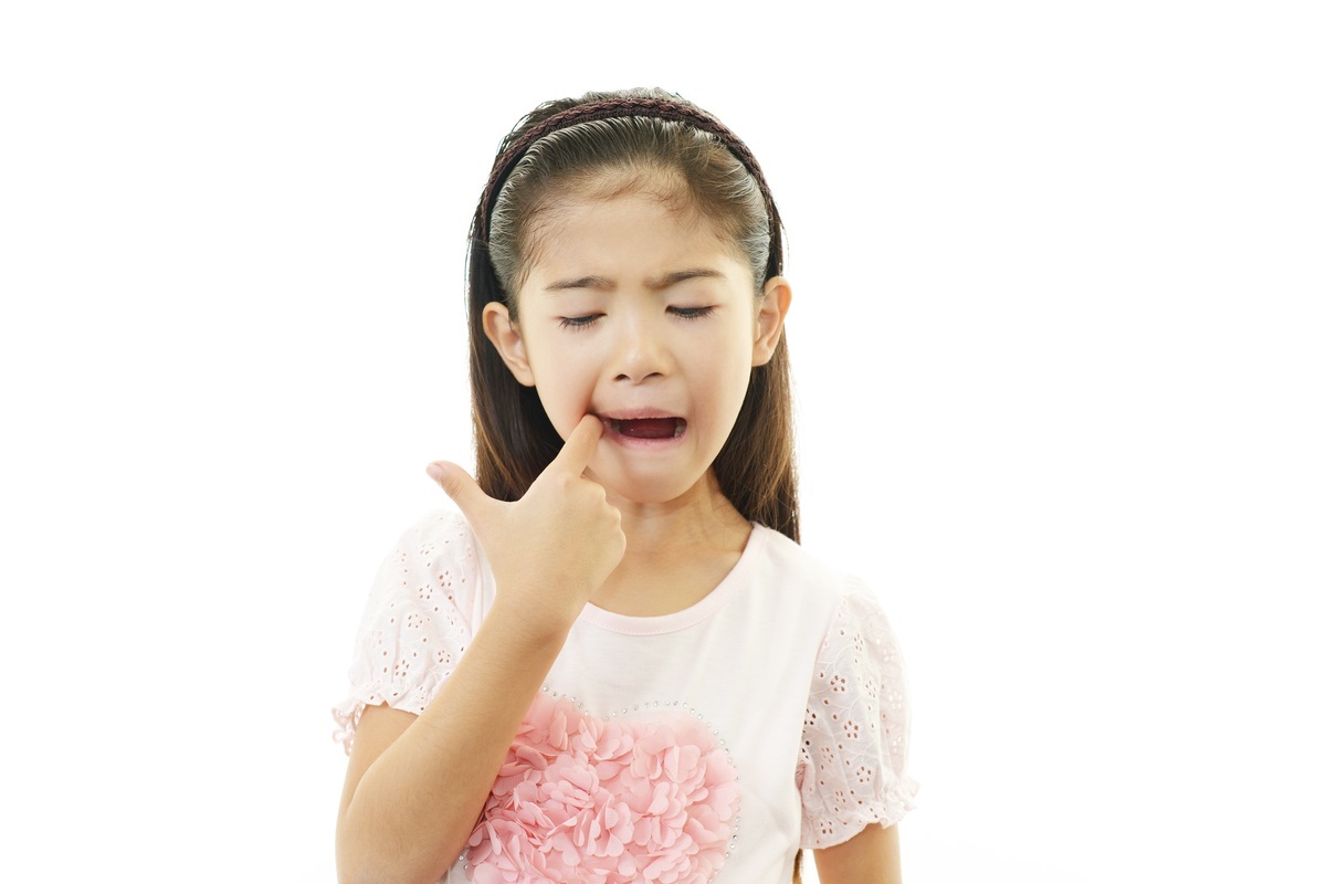 Criança com dor de dente - foto: sunabesyou/ShutterStock.com Criança com dor de dente - foto: sunabesyou/ShutterStock.com