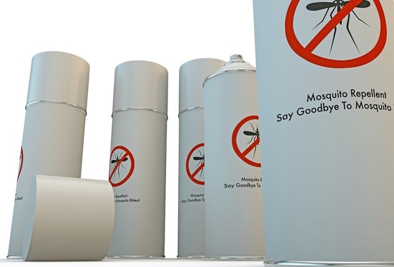 Embalagens brancas de repelentes de mosquito - Foto: andrea crisante/ShutterStock.com
