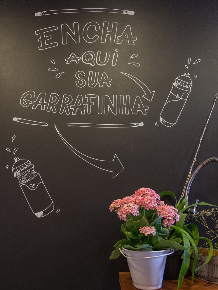  Muitas novidades em festas infantis com pequenas decorações, interatividade, mesas descontruídas e ilhas gastronômicas.