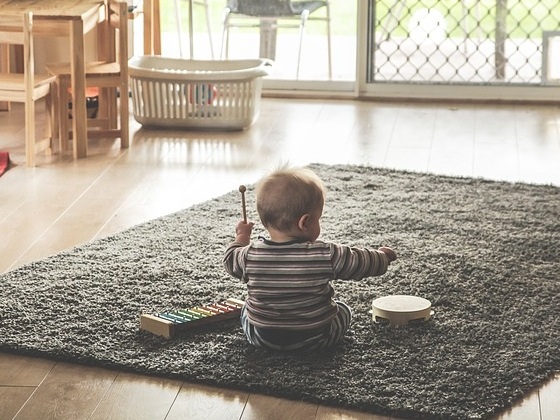 Criança brincando no tapete