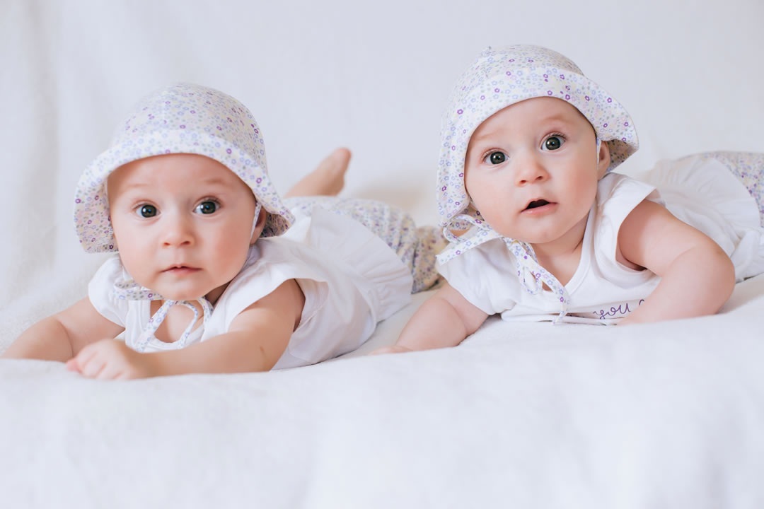 Bebês gêmeos - foto: eukukulka/ShutterStock.com