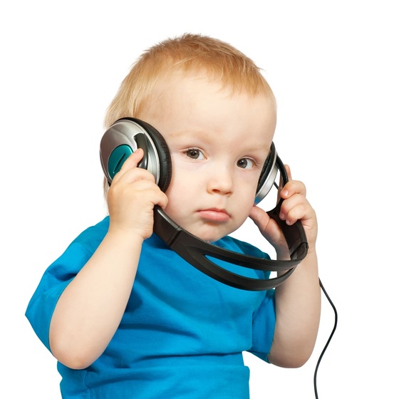 Criança de 2 anos com fone de ouvido - foto: Iakov Filimonov/ShutterStock.com