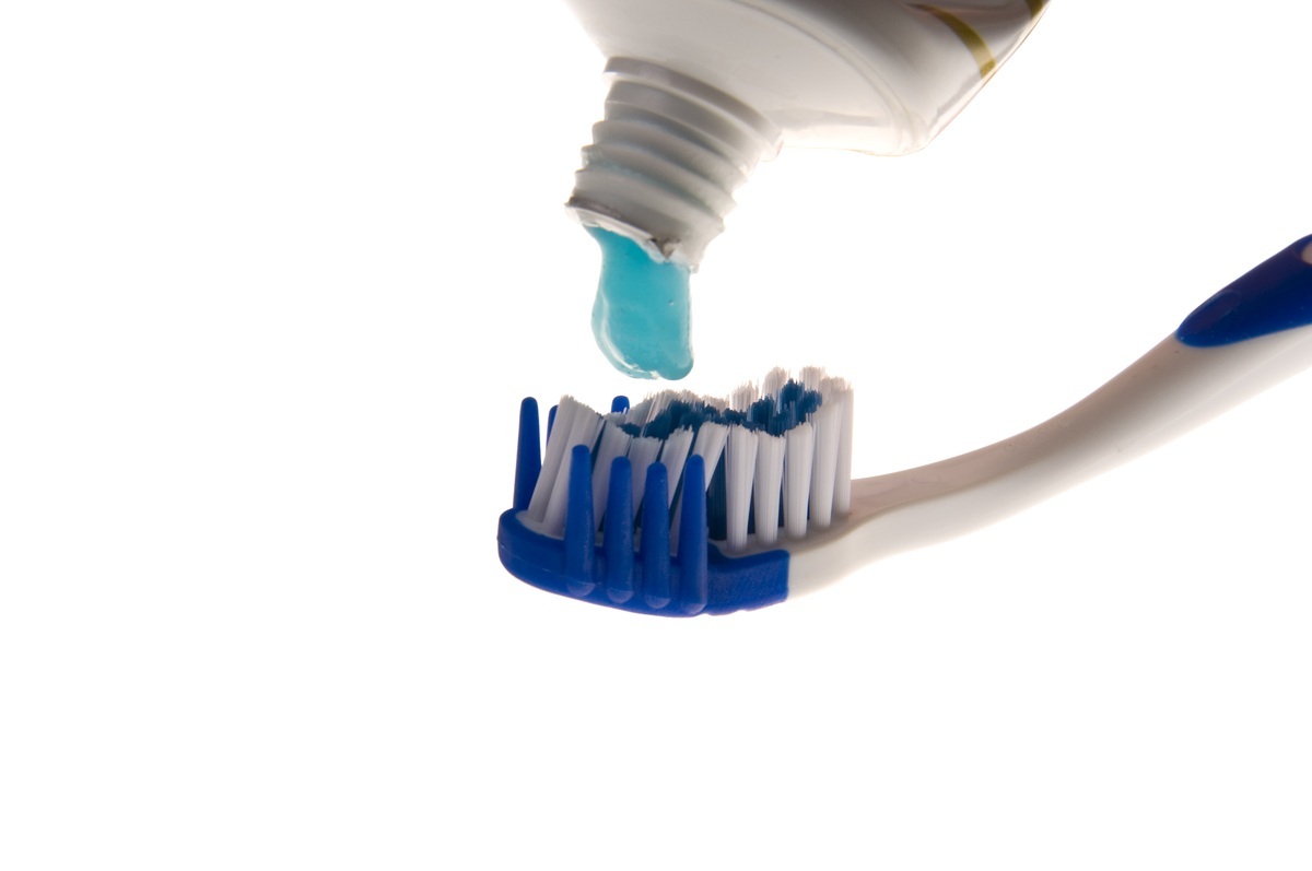Creme dental e escova de dente - foto: svand/ShutterStock.com