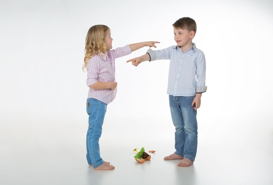 Crianças se acusando de quebrar um vaso - foto: Dave Pot/ShutterStock.com