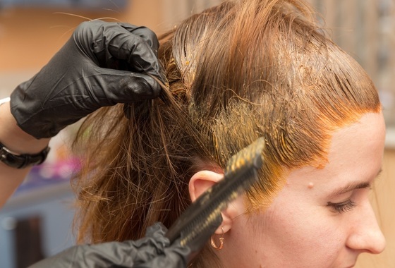 Alguém pintando o cabelo de uma mulher - foto: Aleksei Lazukov/ShutterStock.com
