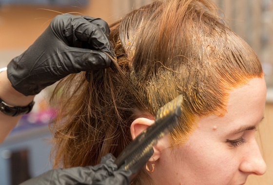 Alguém pintando o cabelo de uma mulher - foto: Aleksei Lazukov/ShutterStock.com Alguém pintando o cabelo de uma mulher - foto: Aleksei Lazukov/ShutterStock.com