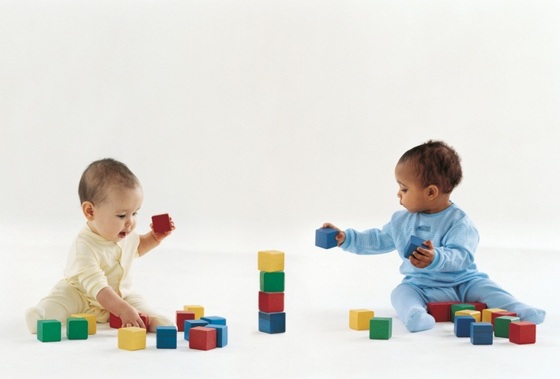 Bebês brincando com blocos de empilhar