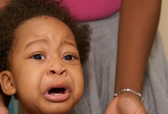 Criança chorando de medo - foto: Salim October/ShutterStock.com