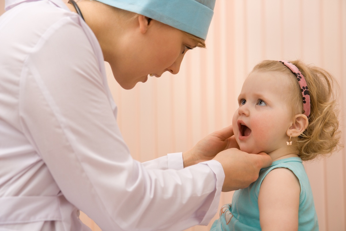 Médica examinando a boca da criança - foto: Vadim Ponomarenko/ShutterStock.com Médica examinando a boca da criança - foto: Vadim Ponomarenko/ShutterStock.com